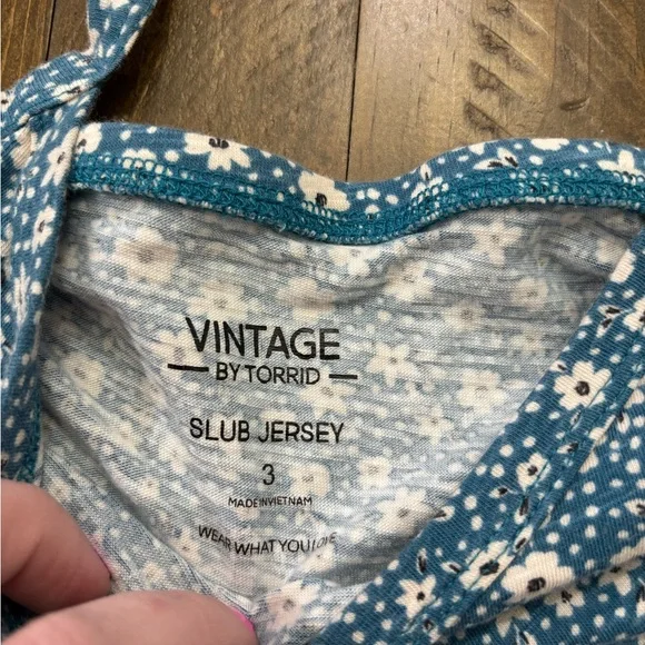 Vintage by Torrid Ditsy Daisy Slub V-Neck Tiered Swing Camisole - Picture 3 of 5